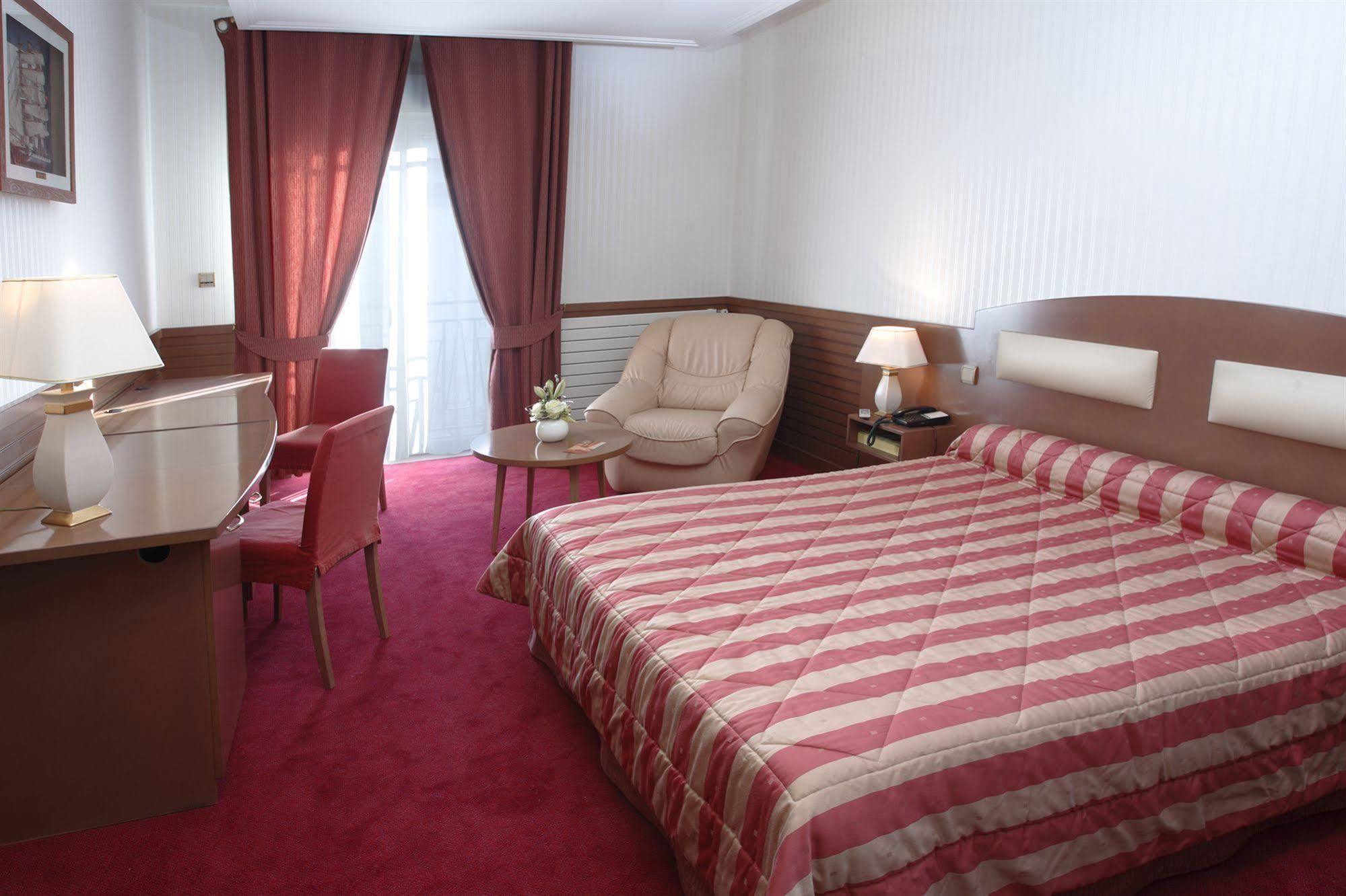 Hotel Le Berry Saint-Nazaire Exteriör bild