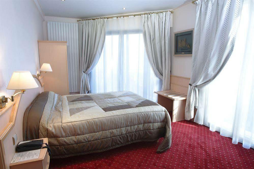 Hotel Le Berry Saint-Nazaire Exteriör bild